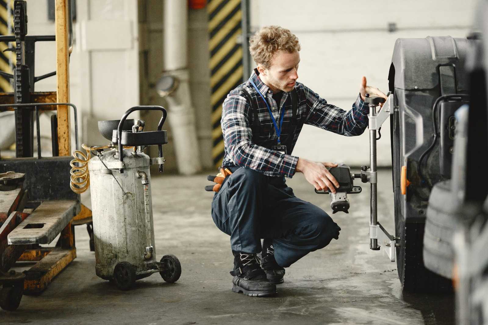 Air Compressor for Auto Repair Shop: How to Choose the Right CFM and Size